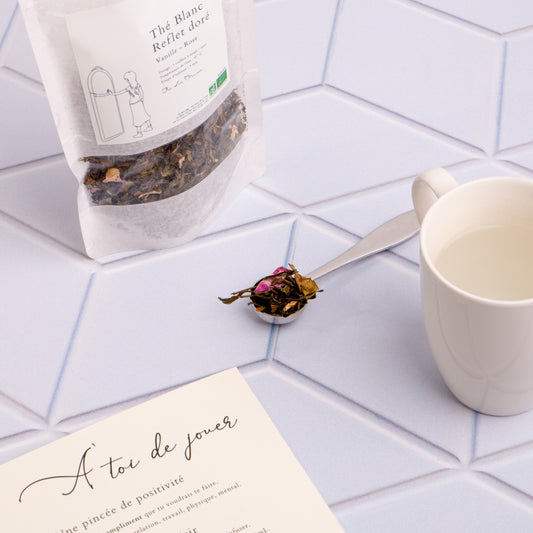 cuillère à thé sur une table contenant un thé blanc bio vanille rose
